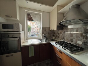 Microwave, oven, stovetop, dishwasher - Elegant Apartment in Naples, Posillipo, with reserved parking space (Napoli)