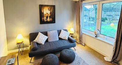 Beautiful apartment in Stirling with private parking & garden. Dog friendly.