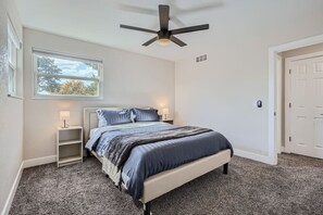 4 soverom, skrivebord, reiseseng for barn og wi-fi