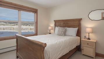 4 bedrooms, desk, iron/ironing board, free WiFi