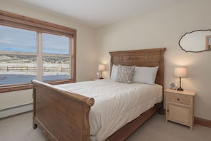 4 bedrooms, desk, iron/ironing board, free WiFi