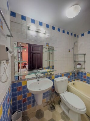 Habitación doble Deluxe, balcón, vista a la ciudad | Baño | Amenidades de baño gratuitas, secadora de cabello, pantuflas, bidet 