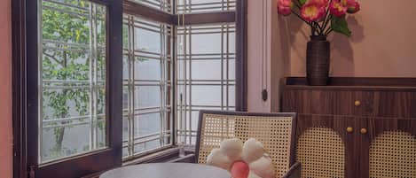 Deluxe-Doppelzimmer, Balkon, Stadtblick | Betten mit Memory-Foam-Matratzen, kostenloses WLAN