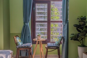 Memory-foam beds, free WiFi - La Sen Tay Ho Homestay (Hanoi)