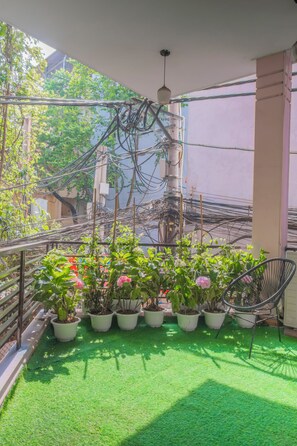 Habitación doble estándar, balcón, vista a la ciudad | Camas con efecto memoria y wifi gratis 