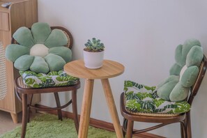 Deluxe Double Room, Balcony, City View - La Sen Tay Ho Homestay (Hanoi)