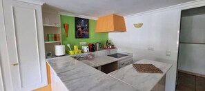 Kühlschrank, Mikrowelle, Herdplatte, Wasserkocher mit Kaffee-/Teezubehör