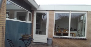 Outdoor dining - Well-kept vacation home with a sunny garden all around, WLAN (Sint Maartenszee)