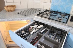 Fridge, microwave, dishwasher, coffee/tea maker - Comfortably furnished bungalow with fully fenced garden, ideal for a relaxing stay. (Sint Maartenszee)