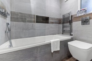 Sèche-cheveux, serviettes fournies, savon, papier toilette