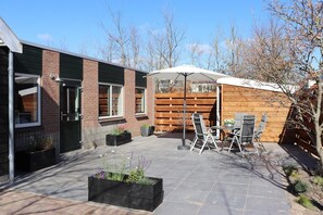Outdoor dining - Beautiful holiday home in walking distance from Petten Beach (Petten)