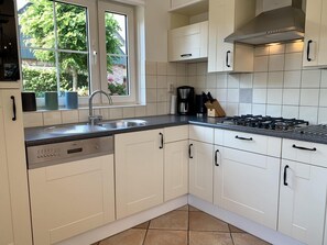 Kylskåp, mikrovågsugn, spishäll och diskmaskin