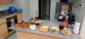 Kühlschrank, Mikrowelle, Ofen, Herdplatte