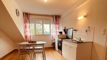 Micro-ondes, four, plaque de cuisson