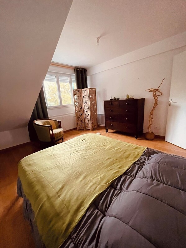 1 habitación, tabla de planchar con plancha, wifi y ropa de cama 