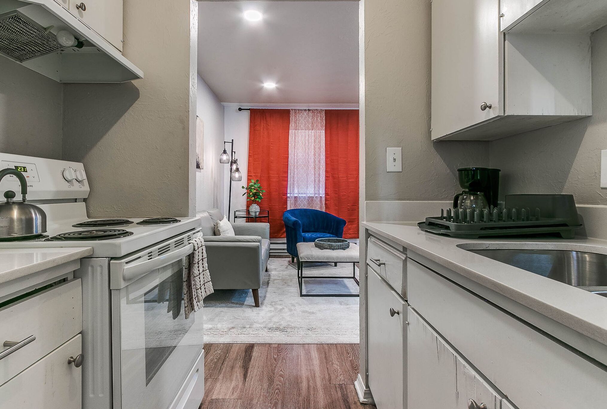 Fridge, oven, stovetop, coffee/tea maker