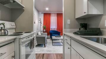 Fridge, oven, stovetop, coffee/tea maker