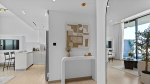 Una cucina moderna con isola centrale, zona pranzo con sedie e un'ampia finestra con vista.