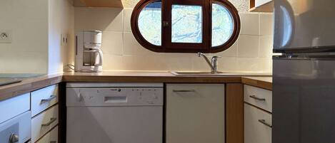 Fridge, microwave, stovetop, dishwasher