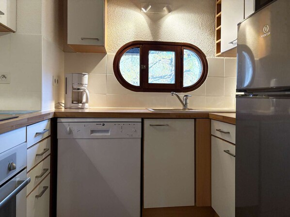 Réfrigérateur, micro-ondes, plaque de cuisson, lave-vaisselle