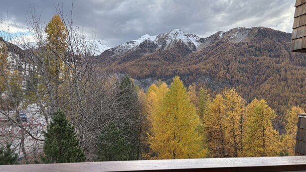 A mountain view from a balcony with bare trees and autumn foliage. - Spacious T3 for 6 near slopes, comfortable, pets allowed (Les Orres)