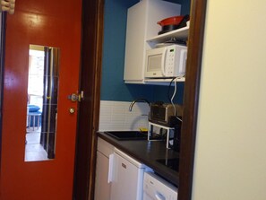 Kühlschrank, Mikrowelle, Herdplatte, Wasserkocher mit Kaffee-/Teezubehör