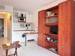 Stovetop - Sunny Apartment with Terrace, 100m from Beach - 6 Sleeps, Parking, WiFi, Baby Kit (Le Lavandou)