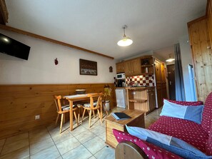 TV - Renovated studio near gondola, terrace, parking included (Morillon Village)