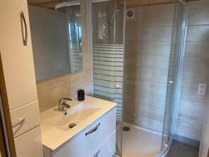 Shower, towels, soap, shampoo - Châlet with 2000m² grounds and pond  (Manou)