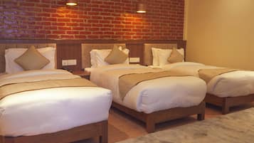 Habitación triple Deluxe, balcón, vistas al lago | Sistema de insonorización y wifi gratis