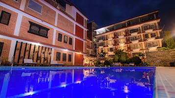 حمّام سباحة خارجي