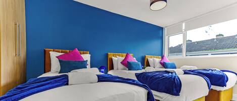 5 bedrooms, iron/ironing board, WiFi, bed sheets