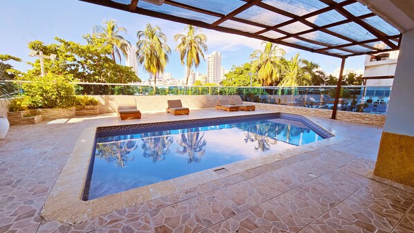 Una piscina al aire libre