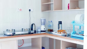 Kamar Double Standar | Dapur bersama | Lemari es di ruangan bersama dan microwave di ruangan umum