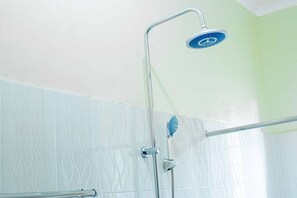 Standard Tek Büyük Yataklı Oda | Banyo | Duş/küvet kombinasyonu, geniş duş başlığı, terlik, havlu 