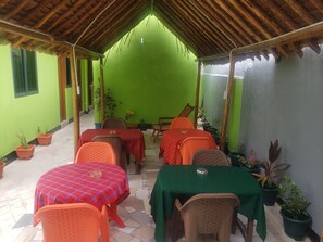 BBQ/picnic area - L &j modern backpackers BnB (Dar es Salaam)