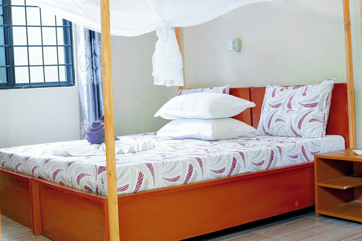 Hypo-allergenic bedding available, desk, laptop workspace, WiFi (free)