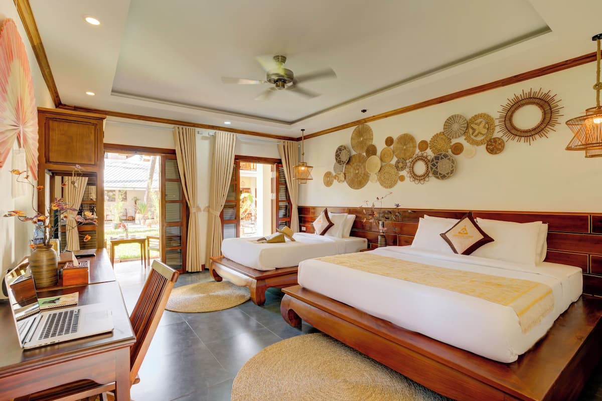 Habitación triple Deluxe, balcón, vistas al jardín | Escritorio y wifi gratis