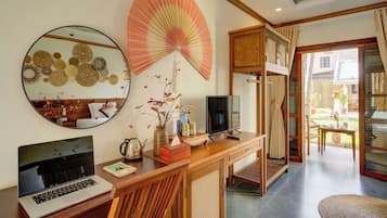 Quarto triplo luxo, sacada, vista para o jardim | Escrivaninha, Wi-Fi de cortesia