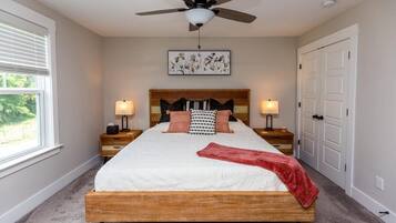 2 soverom, skrivebord, strykejern/-brett og reiseseng for barn