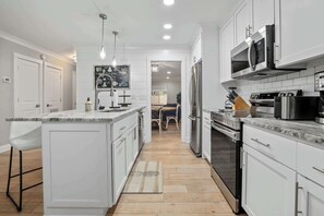 Kylskåp, mikrovågsugn, ugn och spishäll