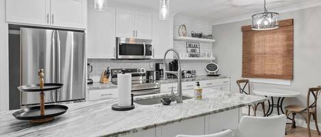 Een koelkast, een microgolfoven, een oven, een kookplaat