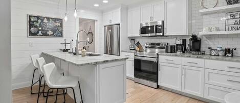 Kjøleskap, mikrobølgeovn, ovn og kokeplater