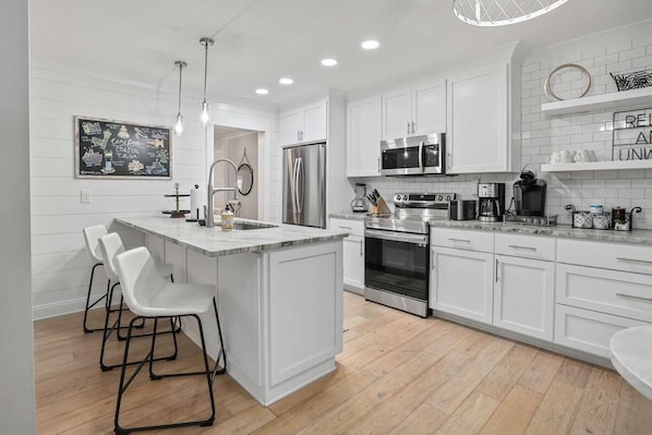 Kjøleskap, mikrobølgeovn, ovn og kokeplater