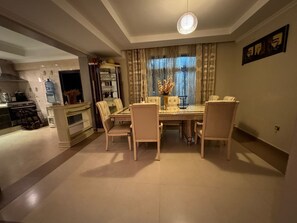 Comfort Apartment, Balcony, City View | In-room dining