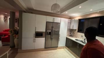 Departamento Confort, balcón, vista a la ciudad | Cocina privada