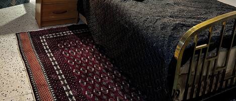 1 habitación, tabla de planchar con plancha, wifi gratis y ropa de cama