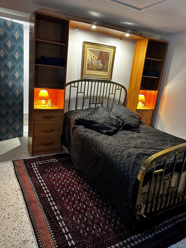 1 slaapkamer, een strijkplank/strijkijzer, gratis wifi, beddengoed