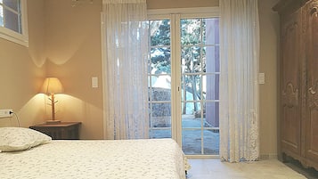 6 dormitorios, caja fuerte, escritorio y tabla de planchar con plancha