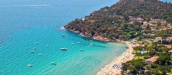 Villa pieds dans l'eau, sur plage de sable fin, plage privée, animaux acceptés.